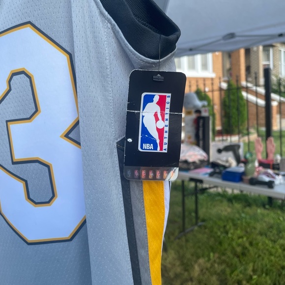 Cleveland Cavaliers Jersey - Picture 3 of 6